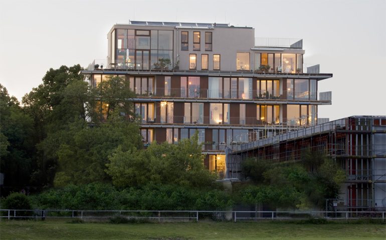 Baugemeinschaftshaus Am Flaschenhals in Berlin-Schöneberg bei Nacht