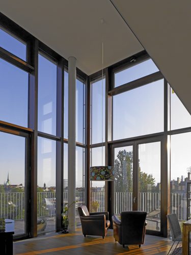 Maisonette im Dachgeschoss mit zweigeschossiger Verglasung