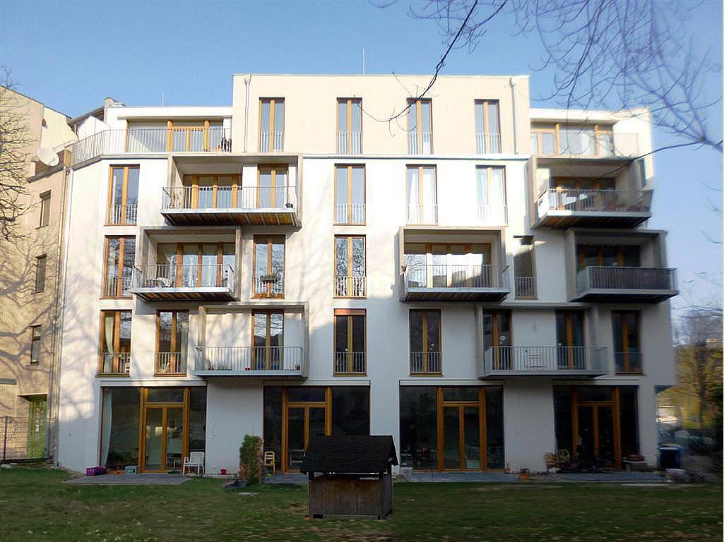 Gartenansicht Richard 23 mit Balkonen und Gemeinschaftsgarten