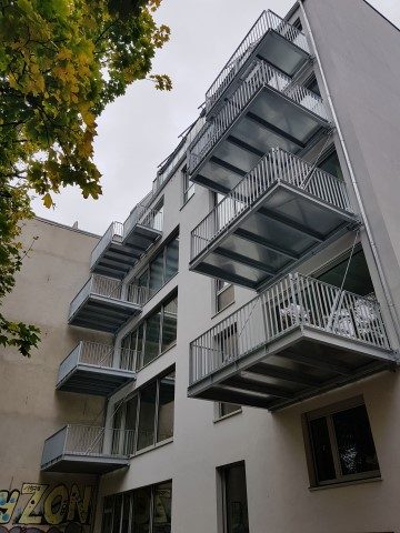Gartenseite Kienitzer 3 mit auskragenden Balkonen