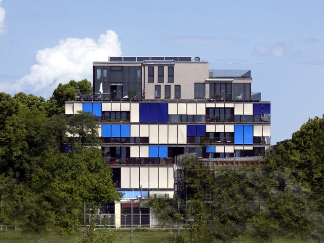 Südfassade Am Flaschenhals mit blauen und weißen Paneelen